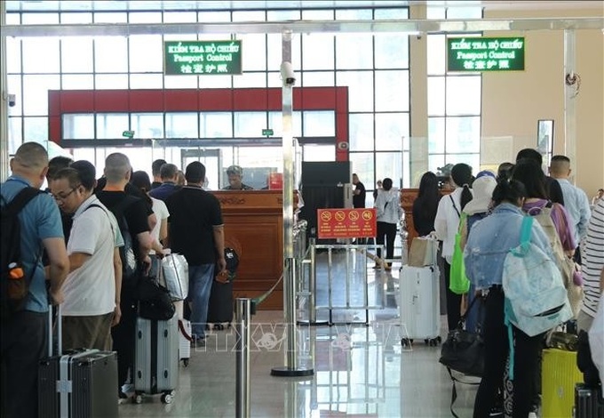 Cross-border tourism, trade rebound at Huu Nghi international border gate - 1
