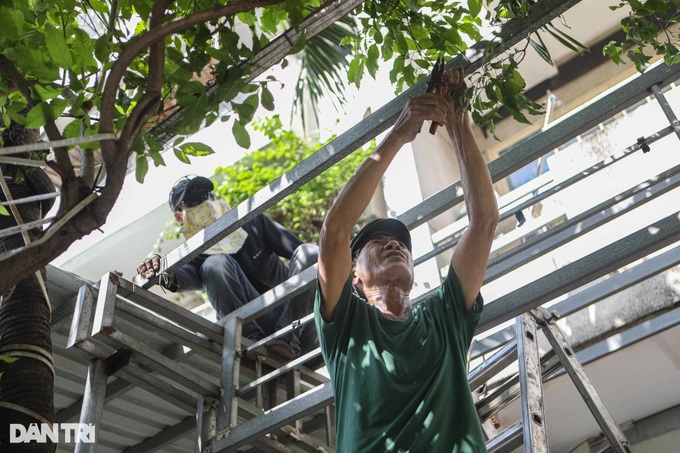 HCM City apartment residents dismantle metal cages after tragic fire - 1 HCM City apartment residents dismantle metal cages after tragic fire - 1
