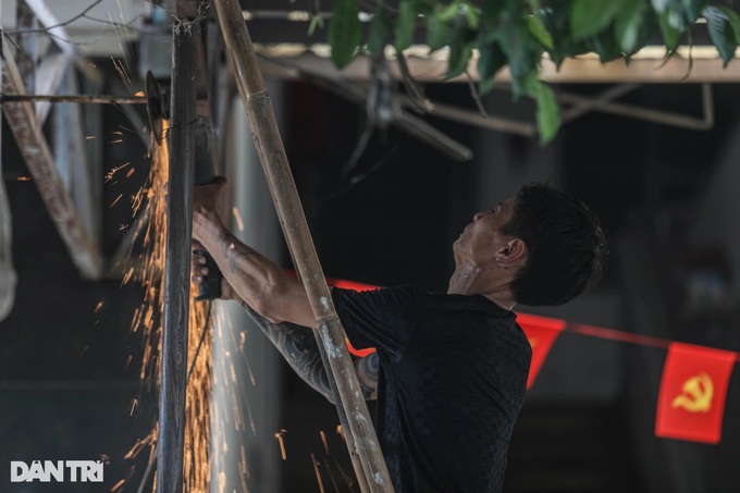 HCM City apartment residents dismantle metal cages after tragic fire - 4 HCM City apartment residents dismantle metal cages after tragic fire - 4