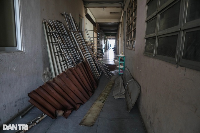 HCM City apartment residents dismantle metal cages after tragic fire - 6 HCM City apartment residents dismantle metal cages after tragic fire - 6