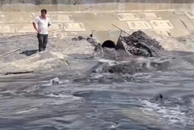 Black wastewater spills onto Gia Lai beach - 1 Black wastewater spills onto Gia Lai beach - 1