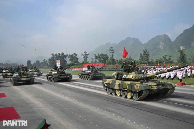 Tanks and missiles rehearse for National Day parade - 2