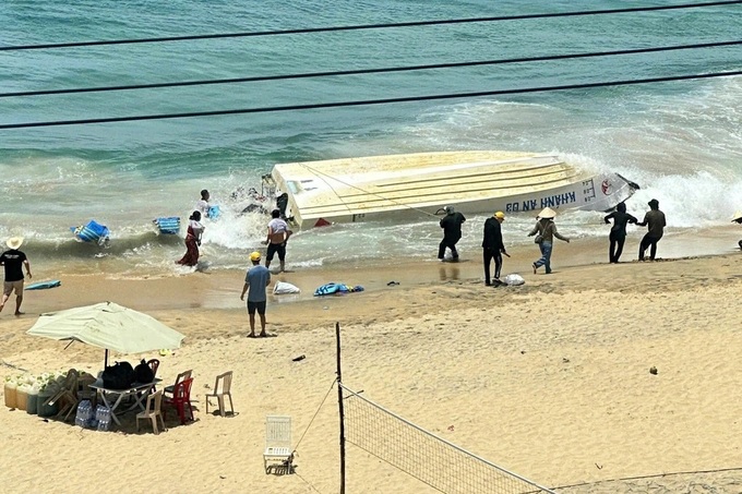 Speedboat capsizes off Gia Lai coast, three suffer minor injuries - 1