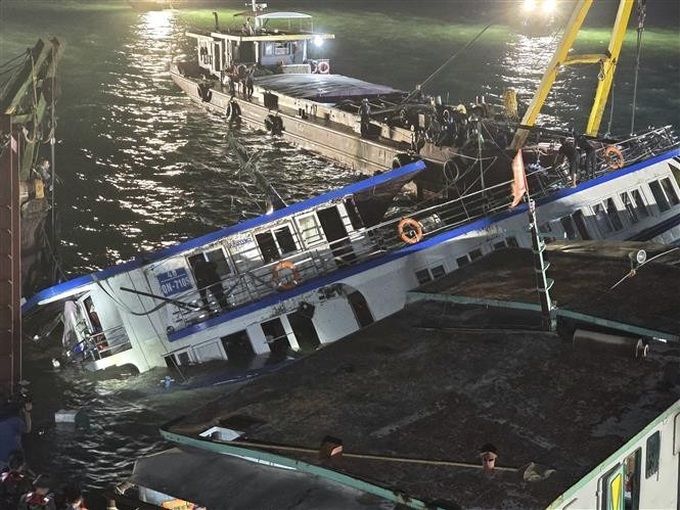 Capsized tourist boat in Quang Ninh towed ashore - 1 Capsized tourist boat in Quang Ninh towed ashore - 1
