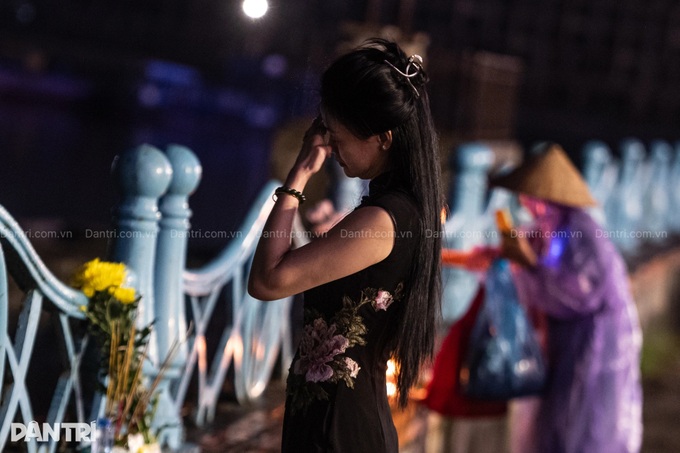 Ha Long residents pray for four missing boat victims - 8 Ha Long residents pray for four missing boat victims - 8