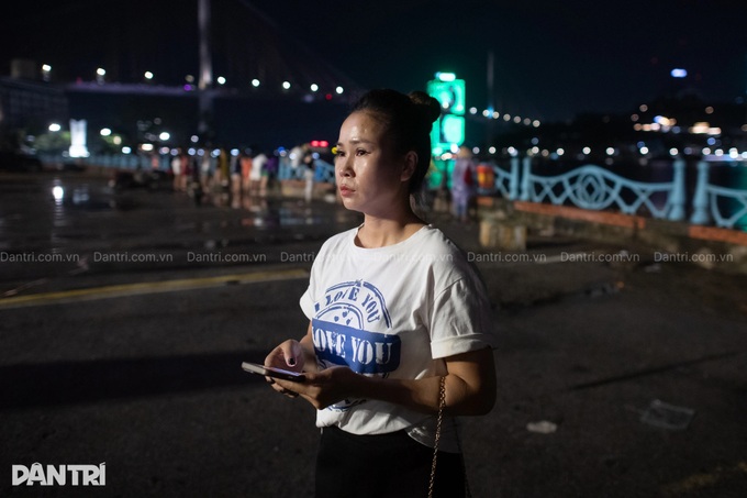 Ha Long residents pray for four missing boat victims - 4 Ha Long residents pray for four missing boat victims - 4