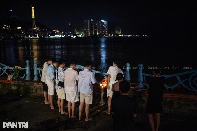Ha Long residents pray for four missing boat victims - 1 Ha Long residents pray for four missing boat victims - 1