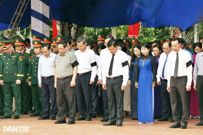 PM attends memorial and burial of 81 fallen soldiers in An Giang - 2