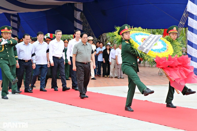 PM attends memorial and burial of 81 fallen soldiers in An Giang - 3