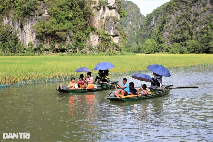 Ninh Binh tourist sites suspend ticket sales due to Storm Wipha - 1