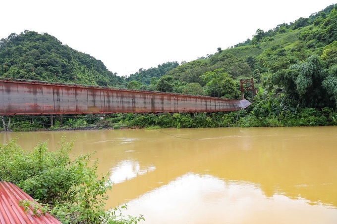 Vehicles plunge into river after Dien Bien suspension bridge collapses - 1 Vehicles plunge into river after Dien Bien suspension bridge collapses - 1
