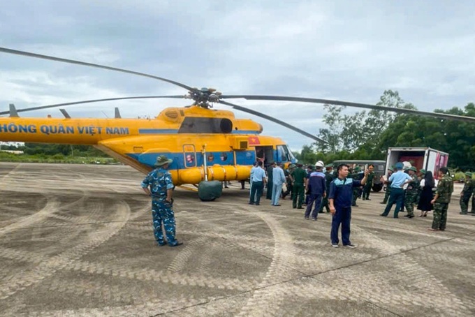 Military helicopter delivers emergency aid to flood victims in Nghe An - 1