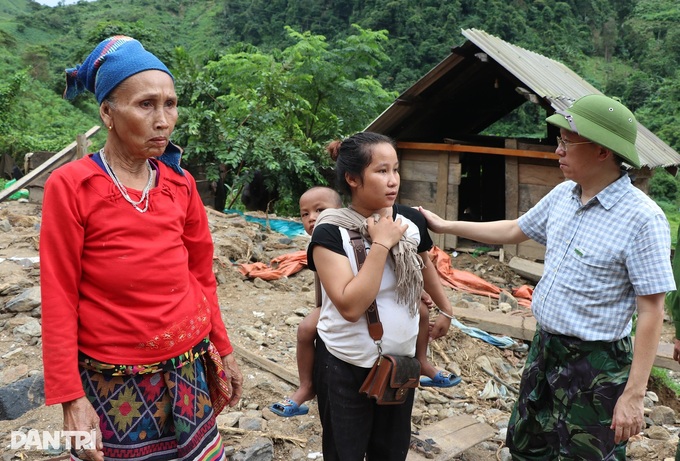 Dantri/Dtinews delivers emergency aid to flood-hit families in Nghe An - 3 Dantri/Dtinews delivers emergency aid to flood-hit families in Nghe An - 3