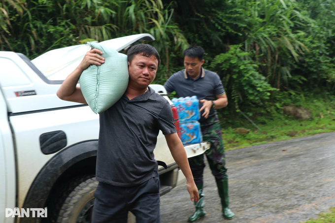 Dantri/Dtinews delivers emergency aid to flood-hit families in Nghe An - 2 Dantri/Dtinews delivers emergency aid to flood-hit families in Nghe An - 2