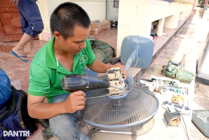 Free repairs for flood-damaged appliances in Nghe An - 7