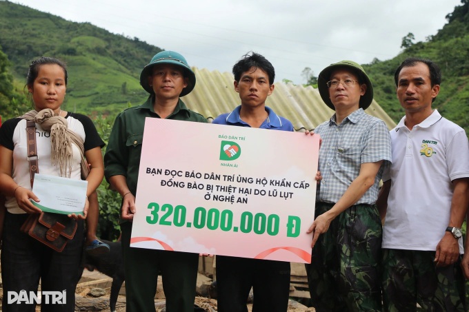 Dantri readers donate over VND 500 million to flood victims in Nghe An - 4 Dantri readers donate over VND 500 million to flood victims in Nghe An - 4