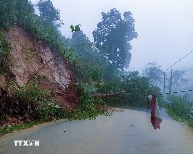 Floods and landslides severely damage roads in Dien Bien - 1 Floods and landslides severely damage roads in Dien Bien - 1