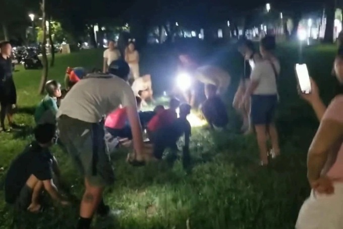 Foreign couple loses diamond ring in Hue, locals rush to help - 1 Foreign couple loses diamond ring in Hue, locals rush to help - 1