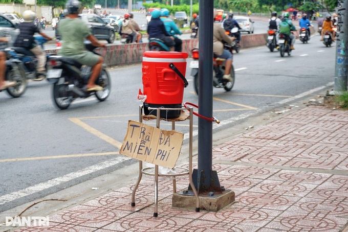 HCM City café offers free seating and iced tea to bus riders - 3