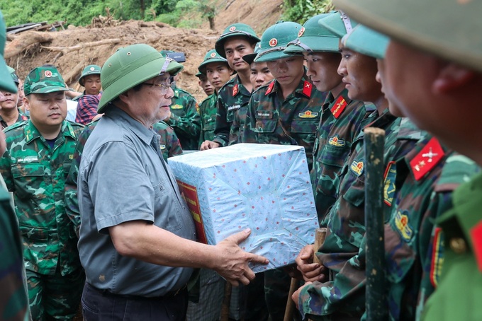 Prime Minister visits flood-hit communities in Dien Bien - 9