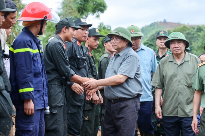 Prime Minister visits flood-hit communities in Dien Bien - 7