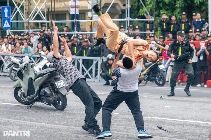 Hanoi police rehearse parade around Hoan Kiem Lake ahead of major events - 10