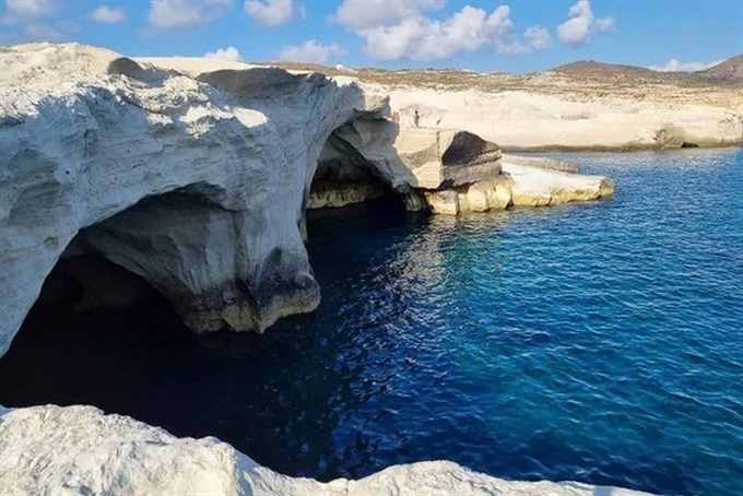 Two Vietnamese tourists die at sea amid strong winds in Greece - 1