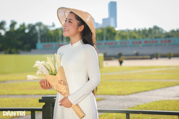 Young people take photos at Ho Chi Minh Mausoleum ahead of National Day - 3