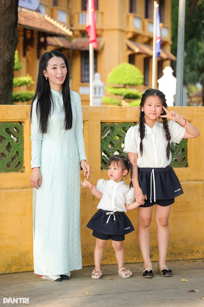 Young people take photos at Ho Chi Minh Mausoleum ahead of National Day - 5