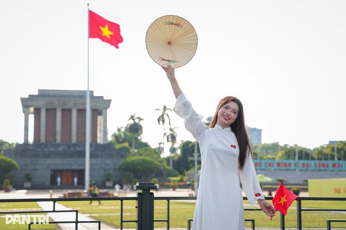 Young people take photos at Ho Chi Minh Mausoleum ahead of National Day - 2