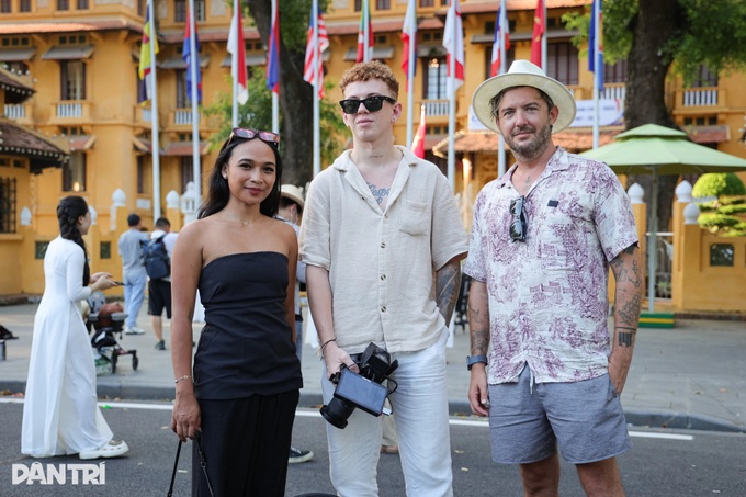 Young people take photos at Ho Chi Minh Mausoleum ahead of National Day - 6