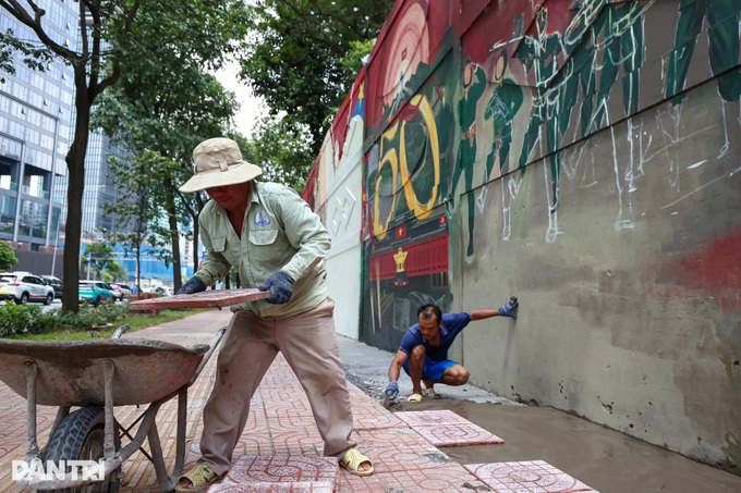 Spectacular mural highlights HCM City street - 9