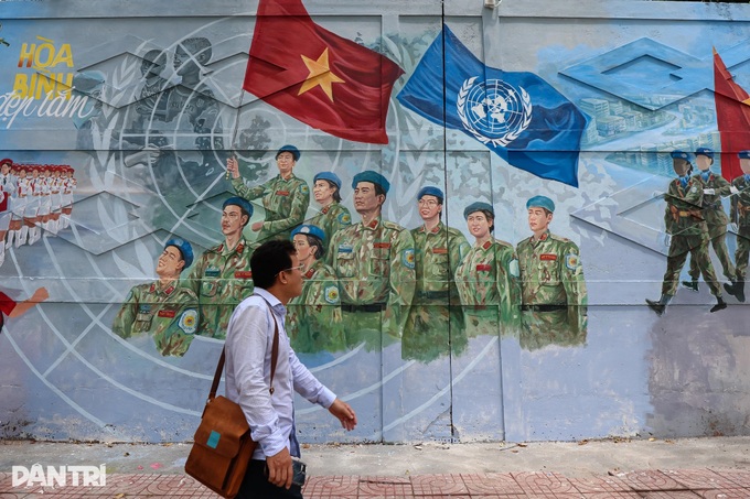 Spectacular mural highlights HCM City street - 6