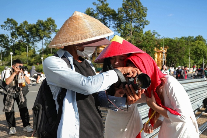 Young people take photos at Ho Chi Minh Mausoleum ahead of National Day - 7