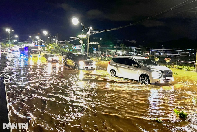 Landslide in Dalat kills two tourists - 2