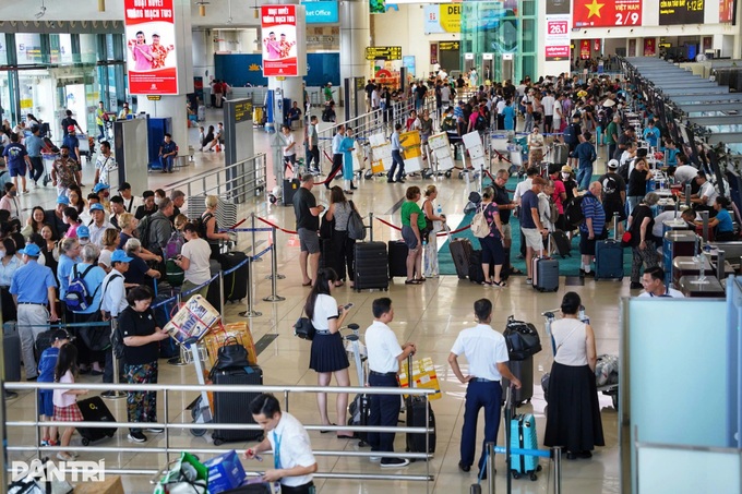 Noi Bai airport braces for record passenger surge over National Day holiday - 1