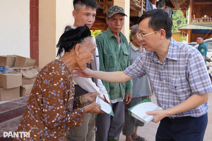 Dantri delivers additional VND 300 million to flood-hit residents - 2