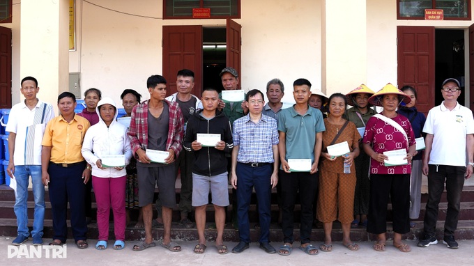 Dantri delivers additional VND 300 million to flood-hit residents - 1