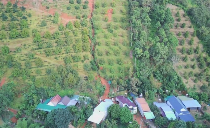Cracks on Lam Dong hill spark landslide fears - 1