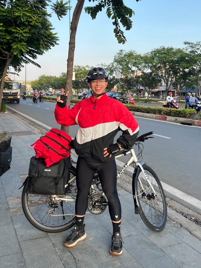 Young man rides from HCM City to Hanoi for National Day - 4