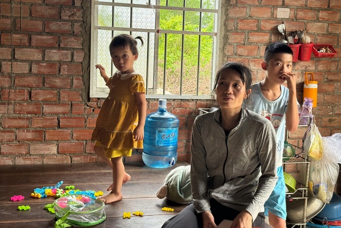 Widowed mother in Dong Nai struggles to raise five children alone - 2
