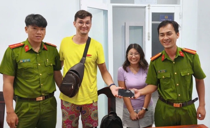 Lam Dong police recover lost phone for Russian tourists - 1