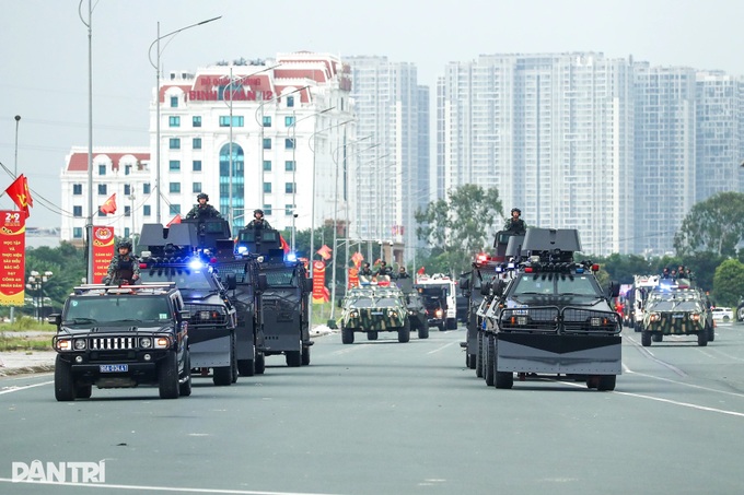 Crowds flock to My Dinh Stadium to view military equipment - 2 Crowds flock to My Dinh Stadium to view military equipment - 2