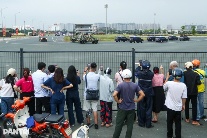 Crowds flock to My Dinh Stadium to view military equipment - 1 Crowds flock to My Dinh Stadium to view military equipment - 1