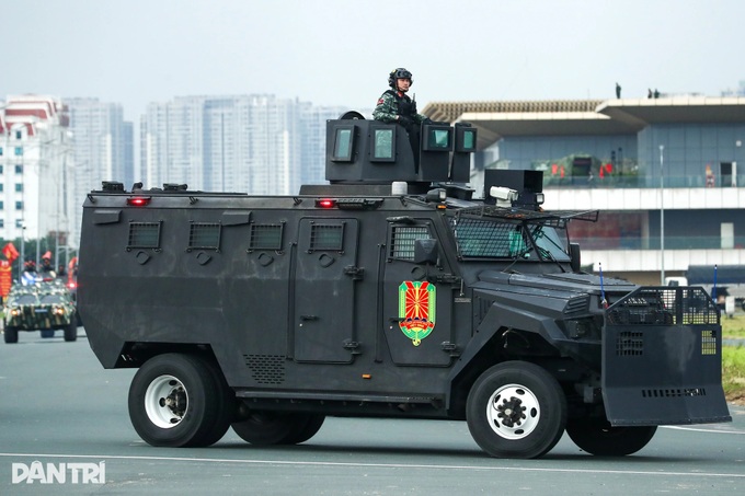 Crowds flock to My Dinh Stadium to view military equipment - 3 Crowds flock to My Dinh Stadium to view military equipment - 3