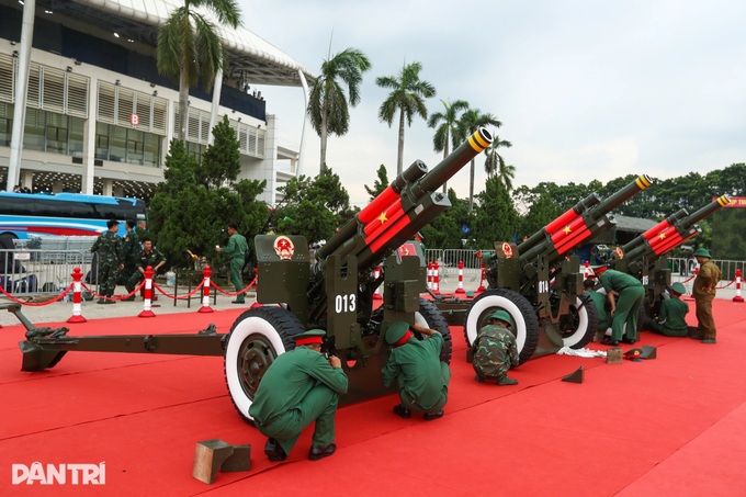 Crowds flock to My Dinh Stadium to view military equipment - 4 Crowds flock to My Dinh Stadium to view military equipment - 4