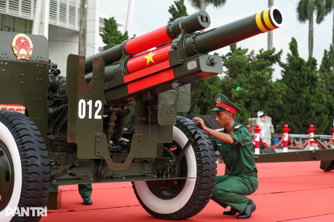 Crowds flock to My Dinh Stadium to view military equipment - 6 Crowds flock to My Dinh Stadium to view military equipment - 6
