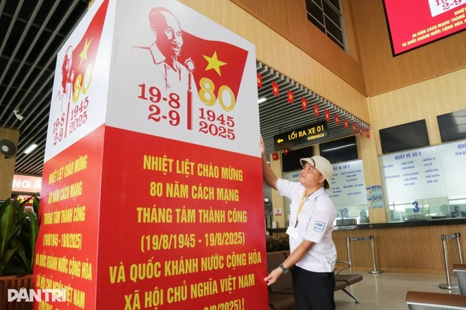 Hanoi coach stations prepare for National Day celebrations - 1