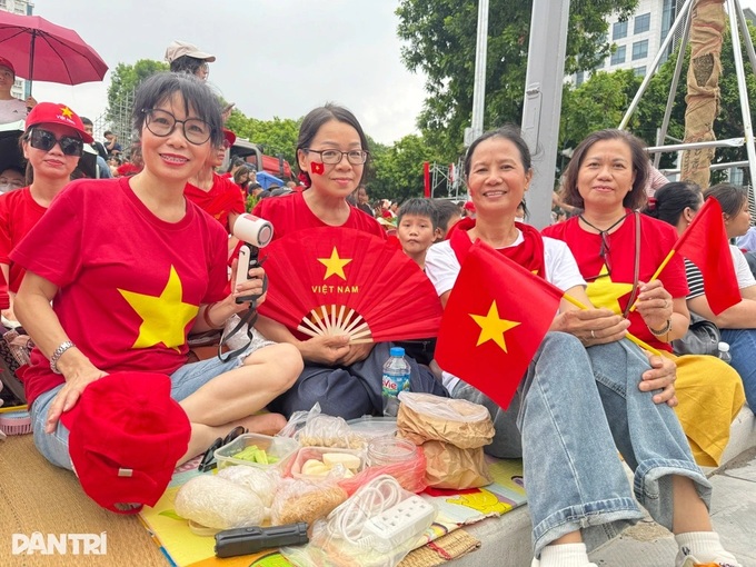 Crowds flock to Hanoi streets to watch National Day parade rehearsal - 2 Crowds flock to Hanoi streets to watch National Day parade rehearsal - 2