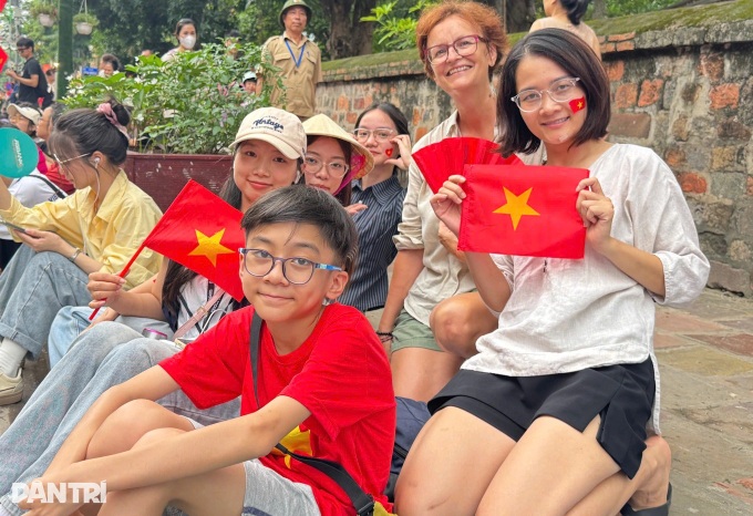 Crowds flock to Hanoi streets to watch National Day parade rehearsal - 3 Crowds flock to Hanoi streets to watch National Day parade rehearsal - 3